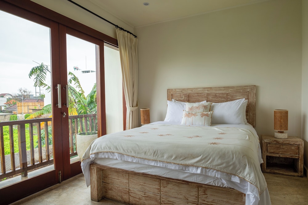 Soleia Surf Camp