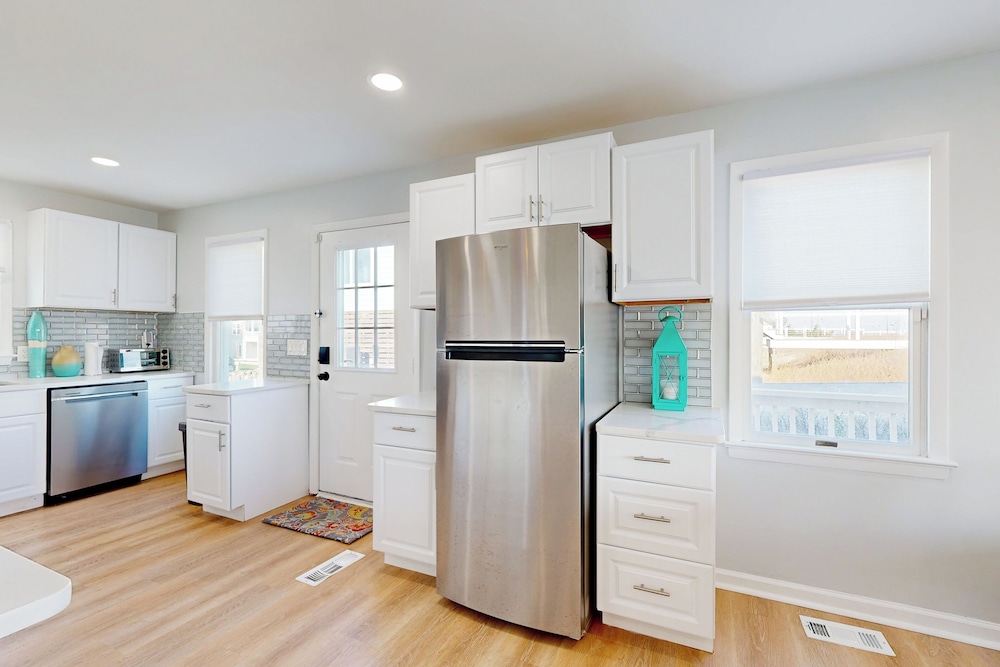5BR Beachfront Home w/ Large Deck, Grill, W & D