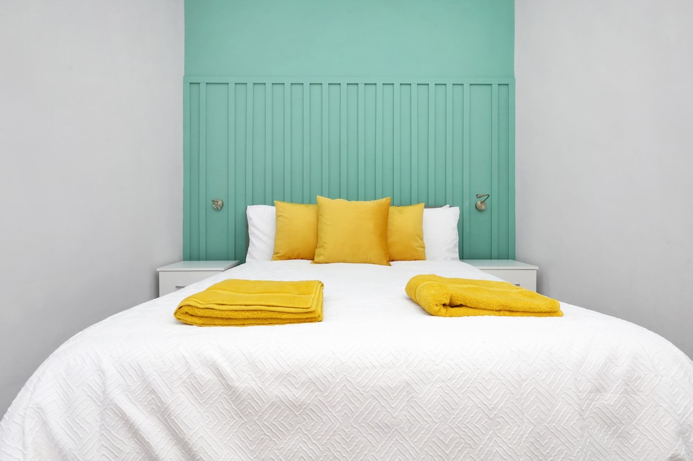 Stylish 4-bed Apartment - Parking & Central Links