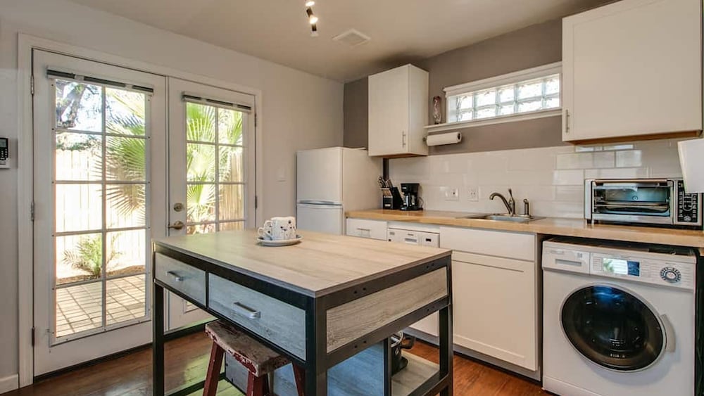 Charming Mid Town Guest House W/private Patio!