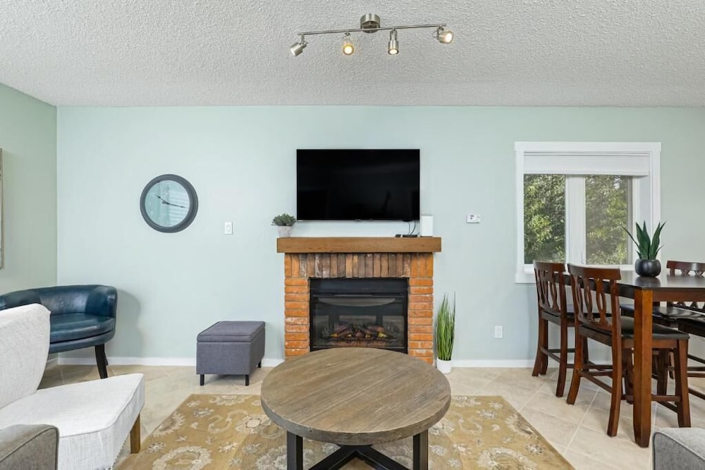 The Alpine - Central Collingwood Condo