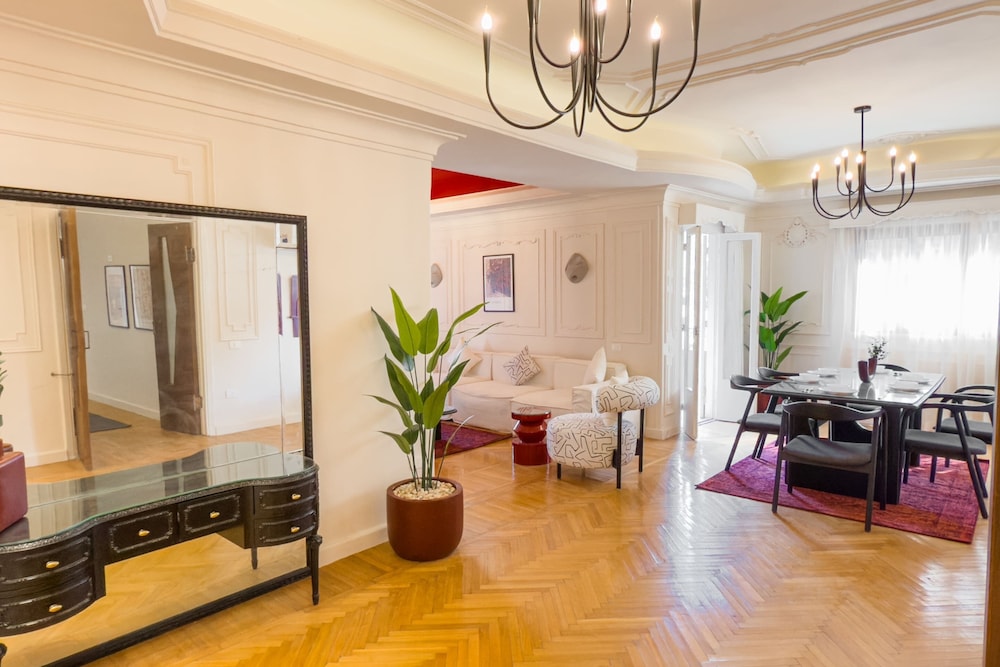 Xuru Stays I The 2bdr Crimson Crib @ The Heart Of Heliopolis