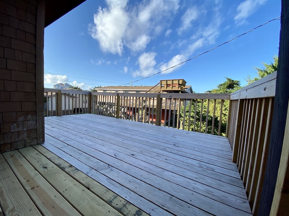 Freaky Tiki 3 Bedroom Cottage by RedAwning