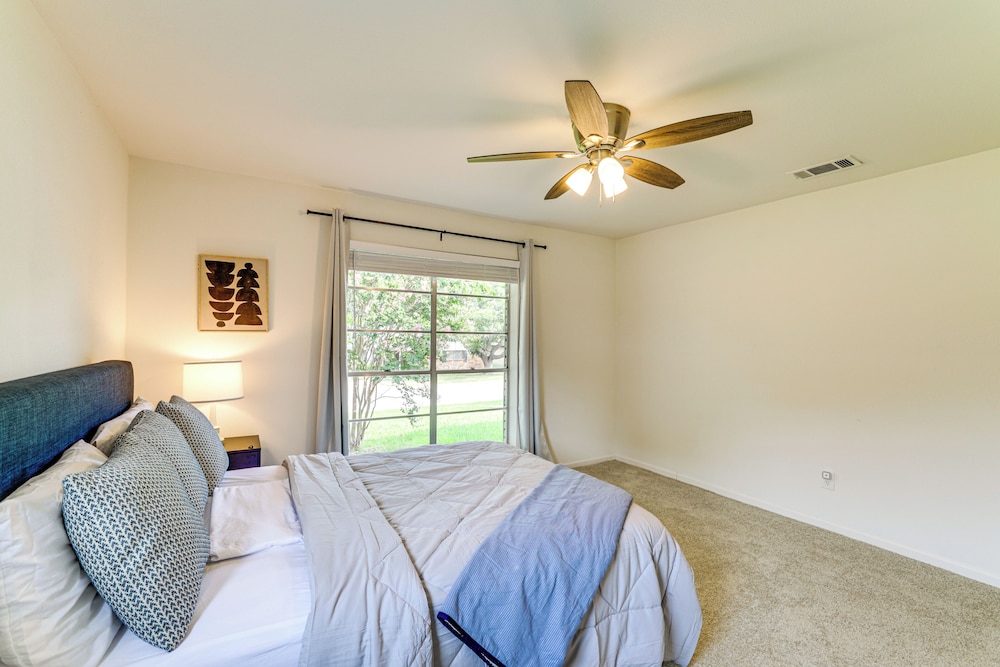 Near Shops & Eats: Commuter-friendly Fwtx Home