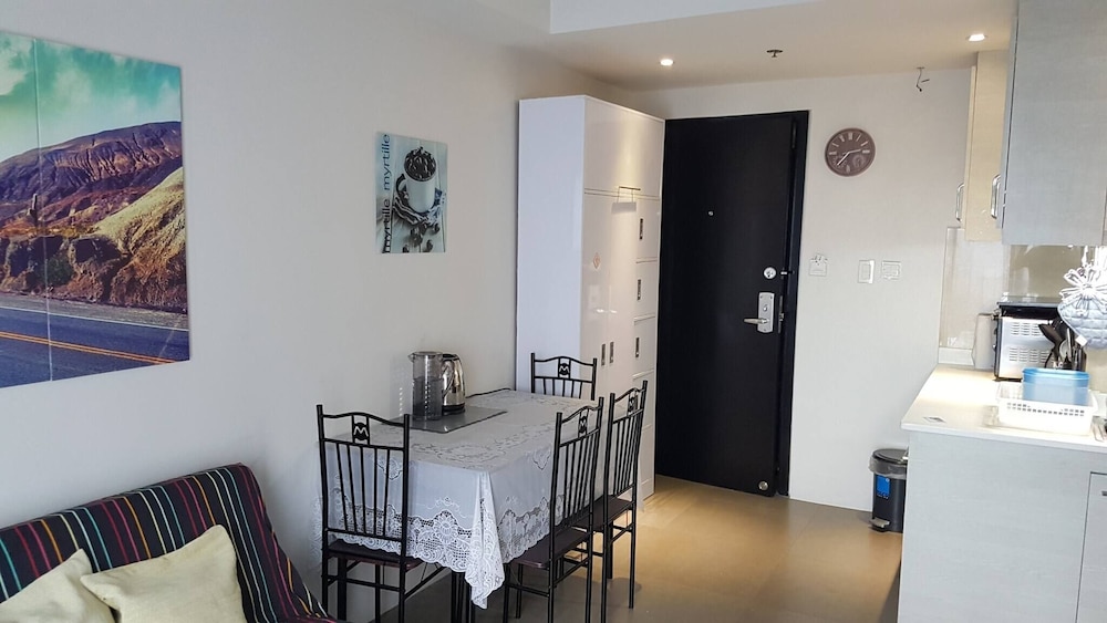 Araneta Cubao No Brown Outs 1BR Furnished Condo With Balcony Free Wifi Netflix