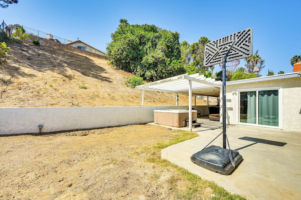Fireplace, Hot Tub, Patio & Bbq: San Diego Home
