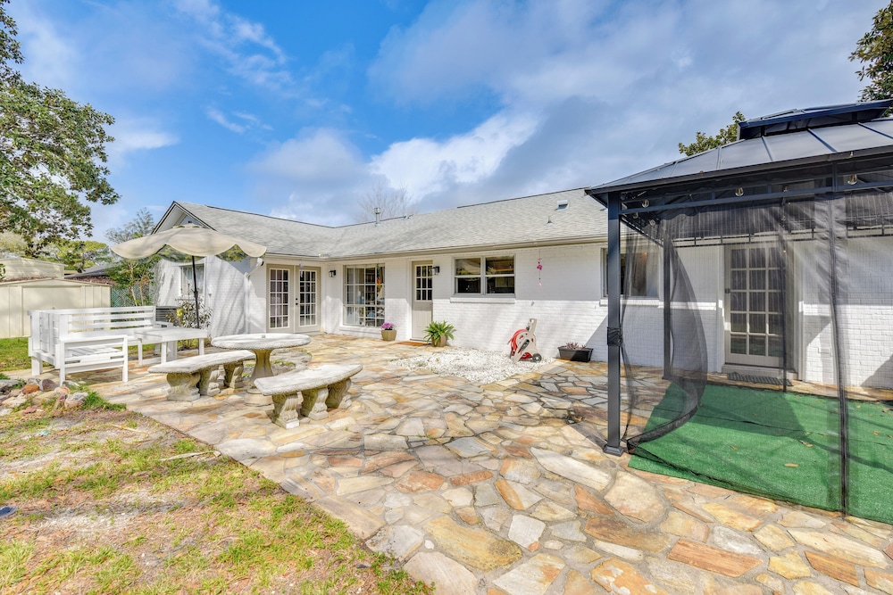 2 Mi to Shore: Modern Retreat in Fort Walton Beach