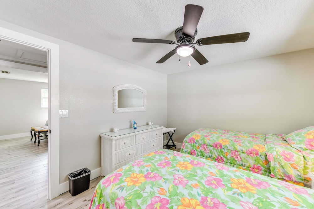Fish, Swim & Unwind: Anna Maria Apt Steps to Beach