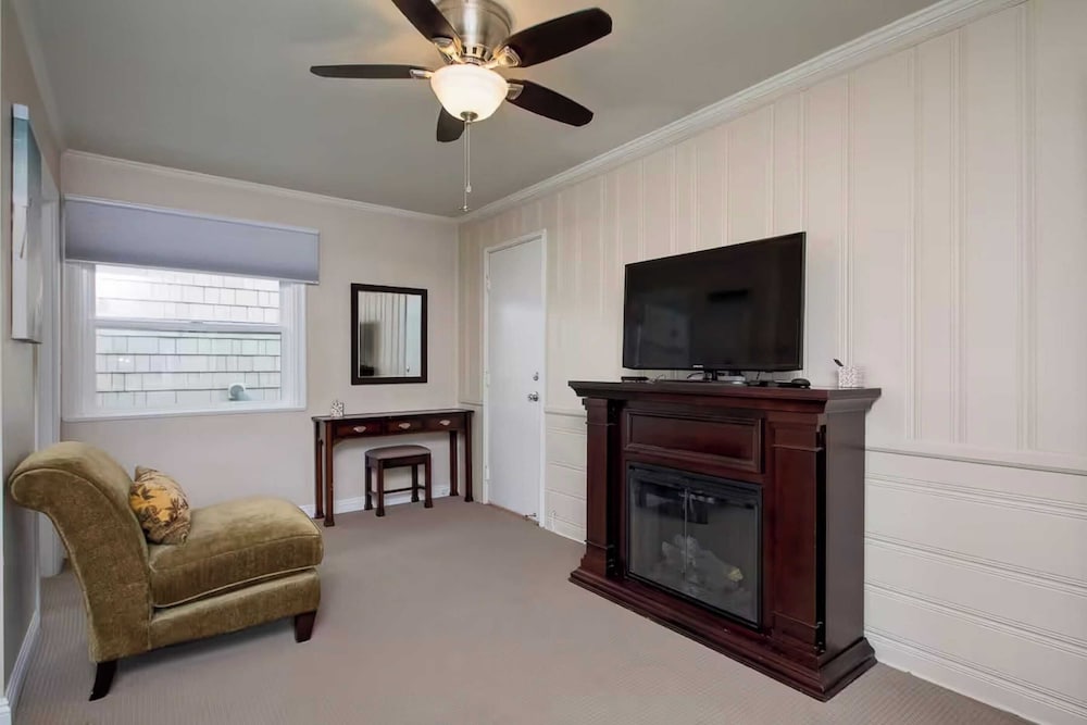 Waterfront Newport Condos w. Dock Access, Walk to Balboa Fun Zone and Beach