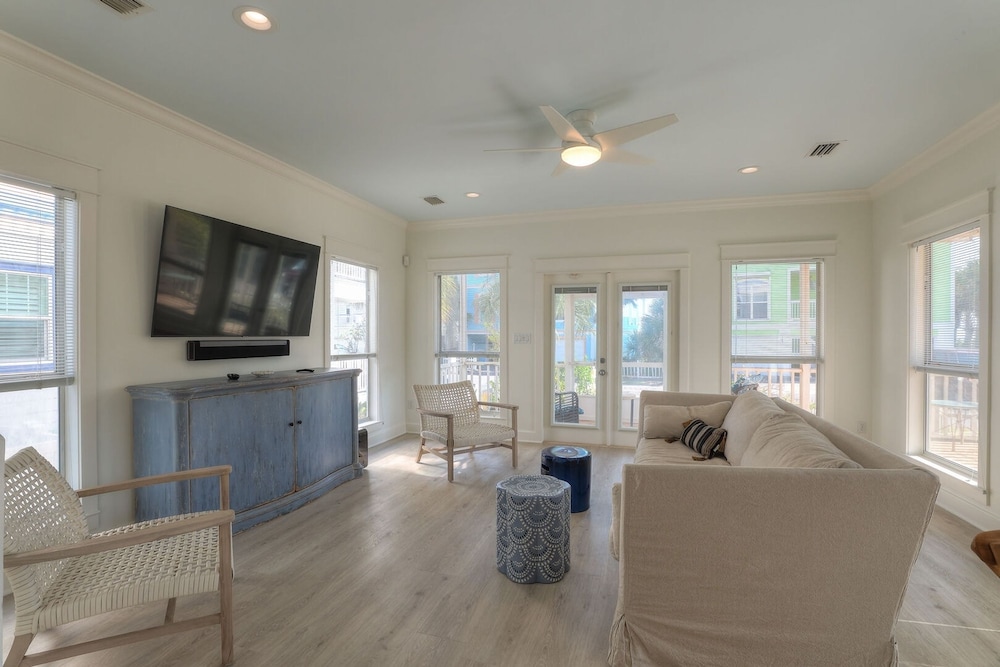 Holiday House by Avantstay Oceanview Steps to Beach