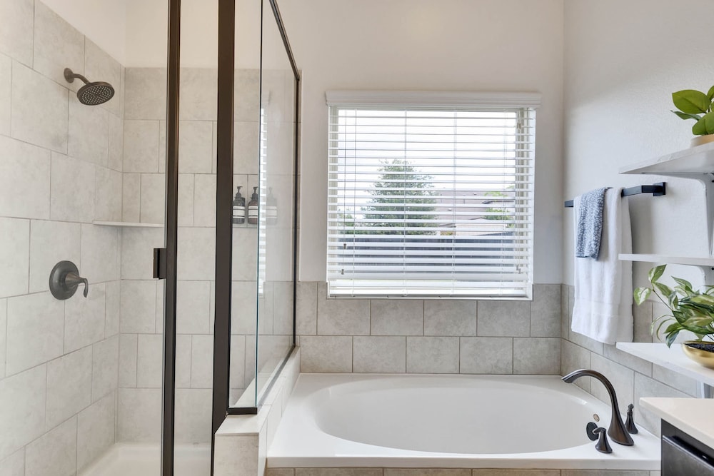 Luxury 4BR 2 5BA Home EV Charger Pool Access