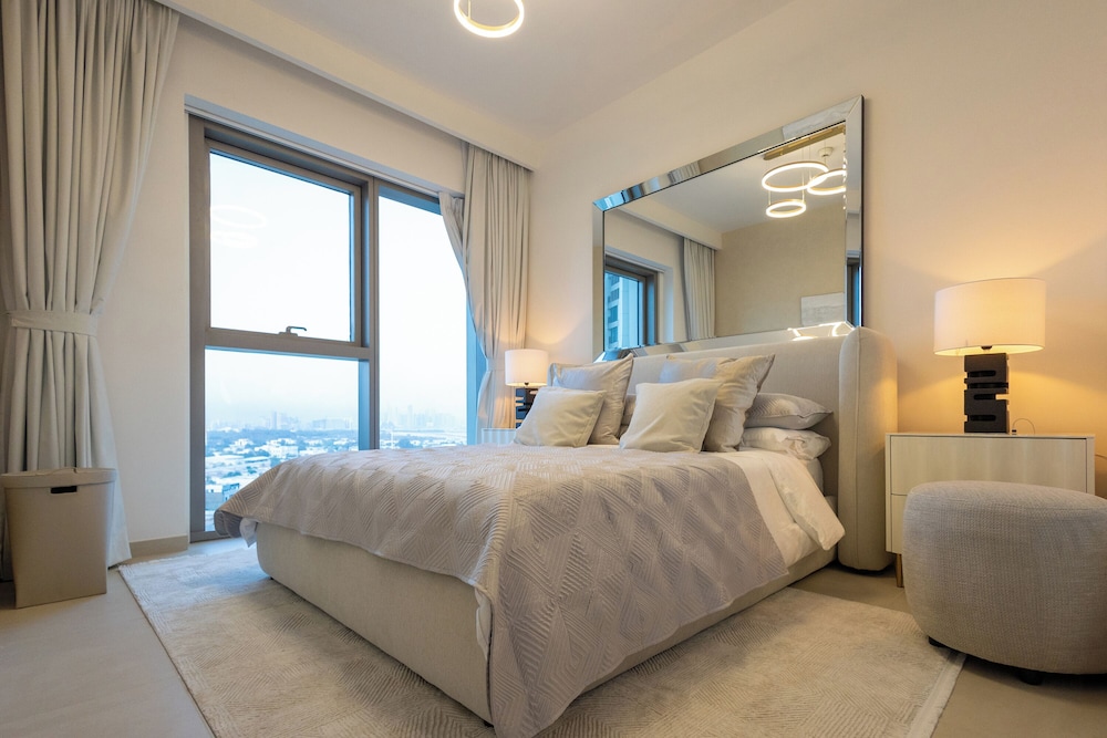Maison Privee - Elegant Urban Stay Just Steps from Burj Khalifa