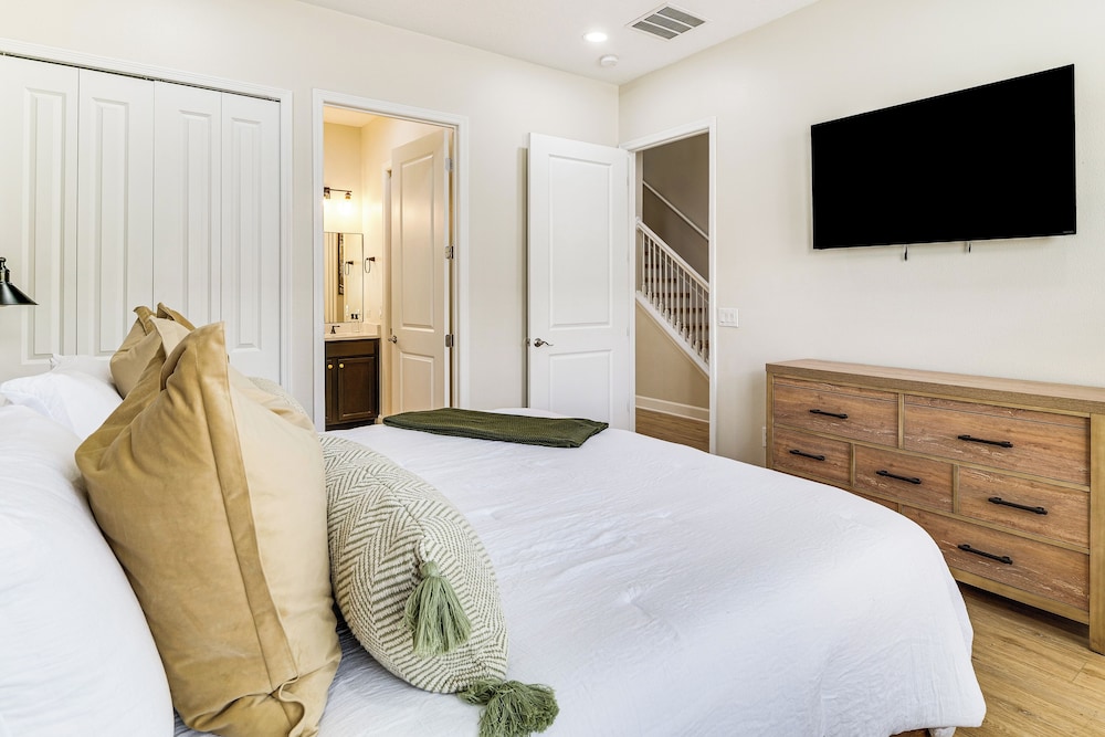 Disney Area Hub: Heated Pool & Resort-style Perks