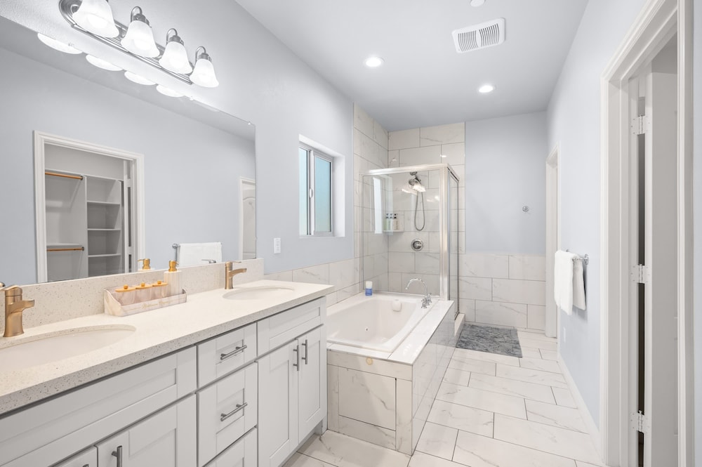 Modern Spacious Home Bright Family Group Friendly