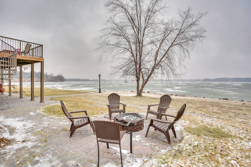 Spacious Lakefront Home w/ Spectacular Views!