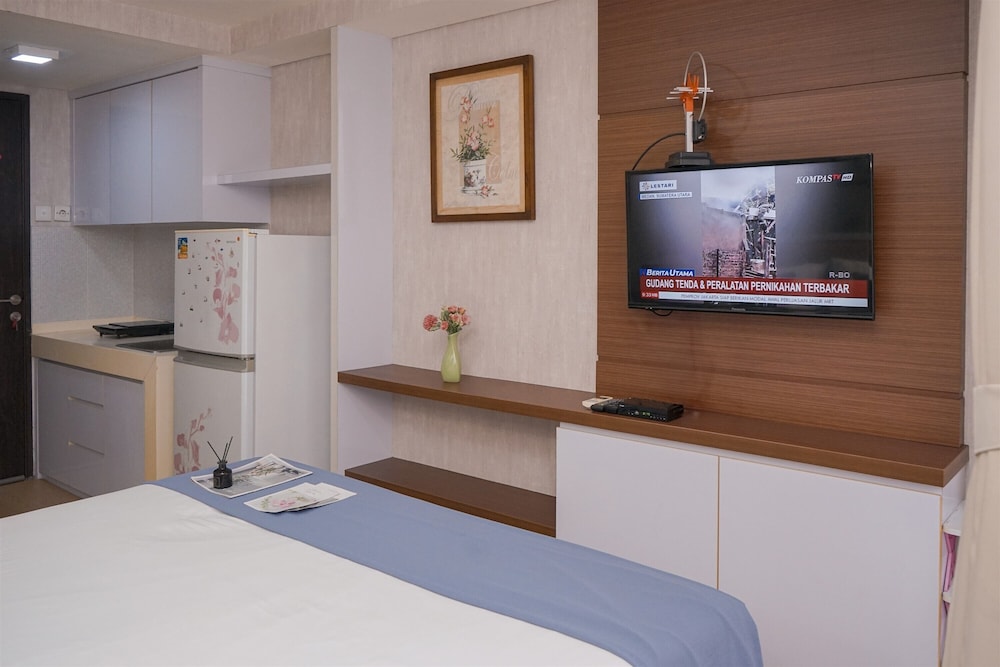 Restful Studio Room At Serpong Greenview Apartment