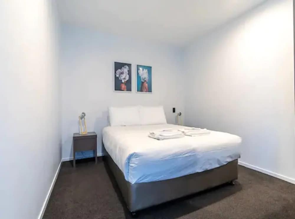 Relaxing Two Bedroom Apt With Balcony! view 4