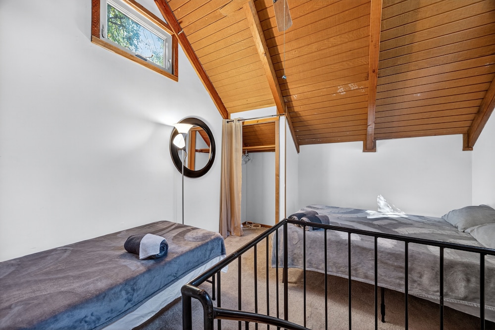 Mountain Escape With Hot Tub & Stargazing 3 Bedroom Cabin