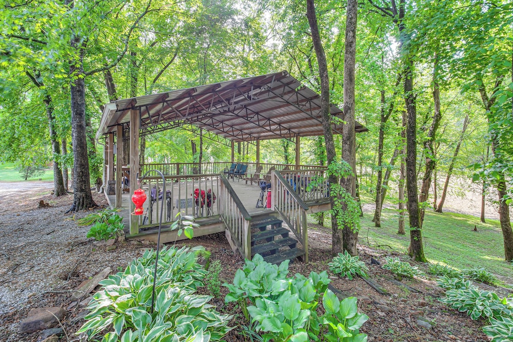Great for Groups: Family Creekside Home in Loretto