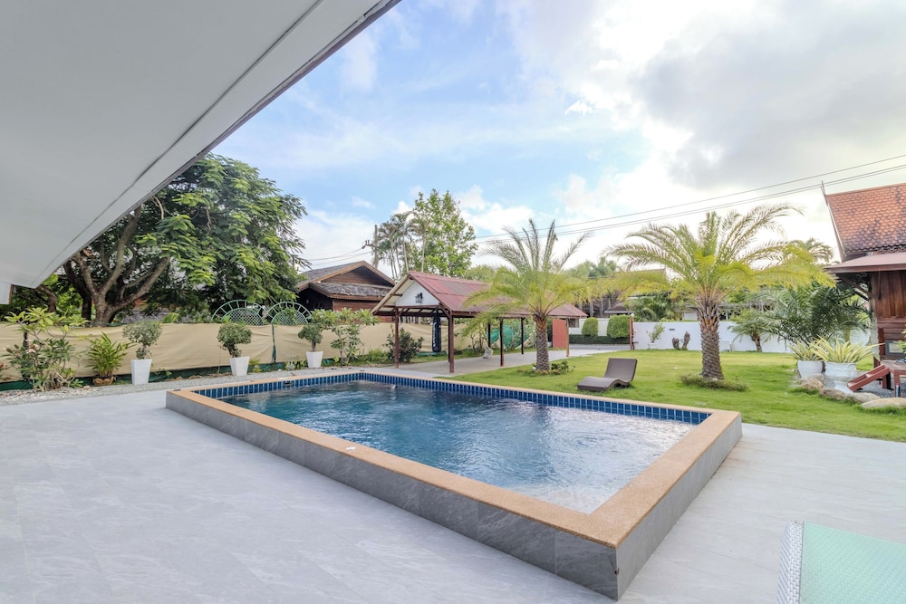 4Br Massive Property Huge Pool V244