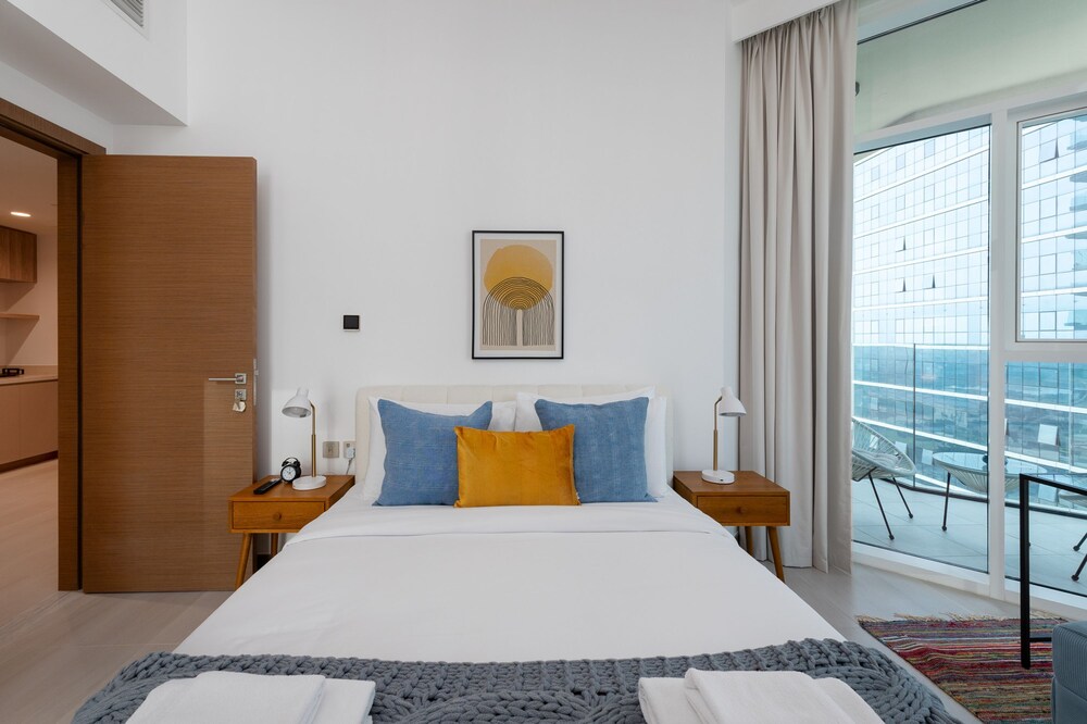 Vibrant 2BR Miami Vibes at Business Bay