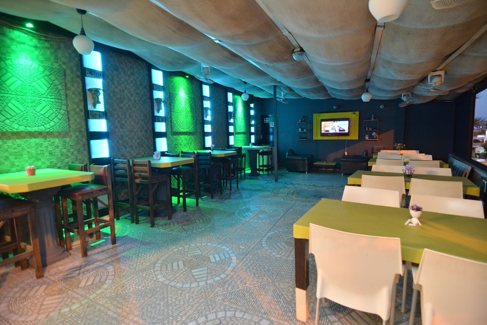 Rose Garden Apart Hotel - Image 17