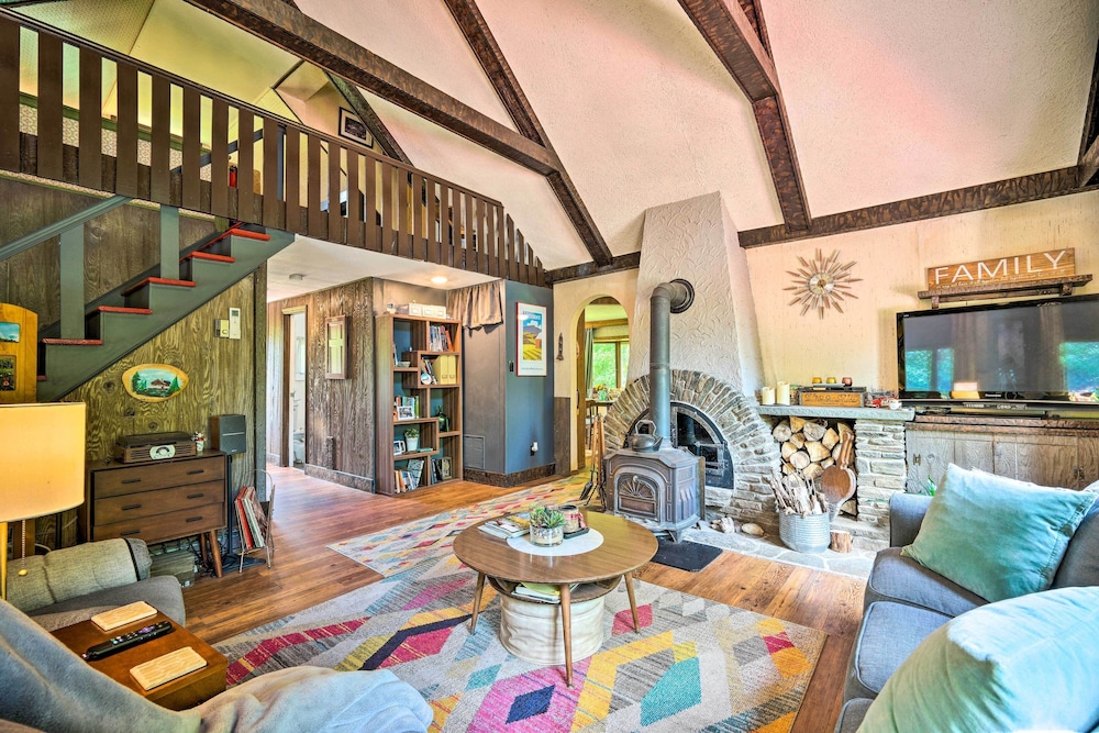 Vibrant Putney Cabin w/ Fire Pit: Hike & Ski!