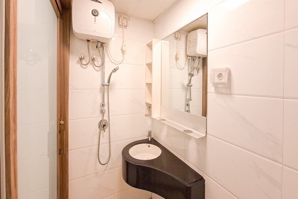 Elegant & Strategic Studio Room At Sky House Bsd Apartment