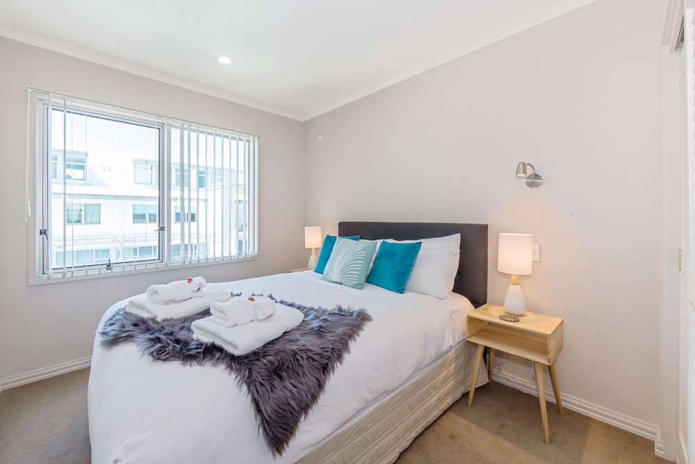 Luxury 3BR Waterfront Penthouse - Image 4