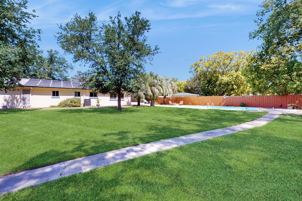 3BR Dog-friendly Home w/ Pool, Fireplace, W/d, A/C