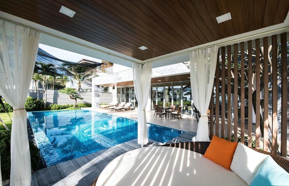 Luxury Yacht Villa