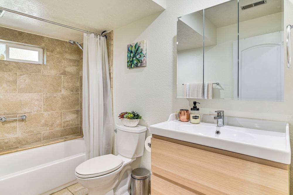 Backs to Wetlands: Tranquil Beaverton Retreat!