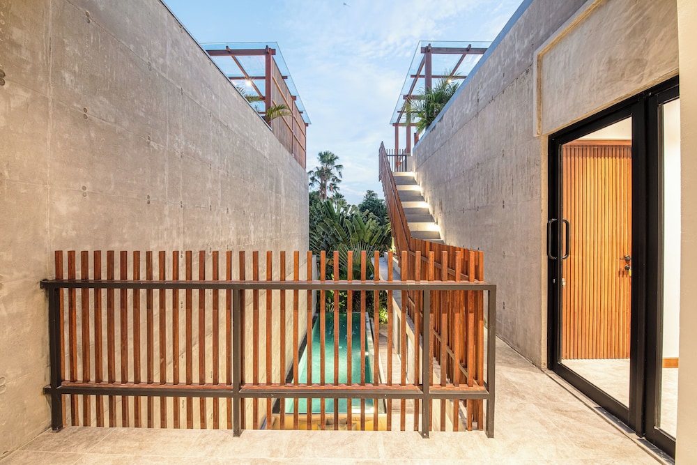 Modern 4BR Canggu Retreat Just 8mins to the Beach