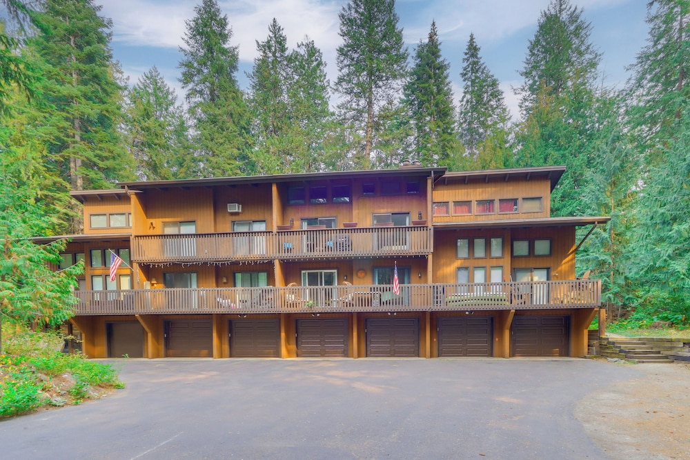 Walk to Twin Lakes: All-season Idaho Condo!