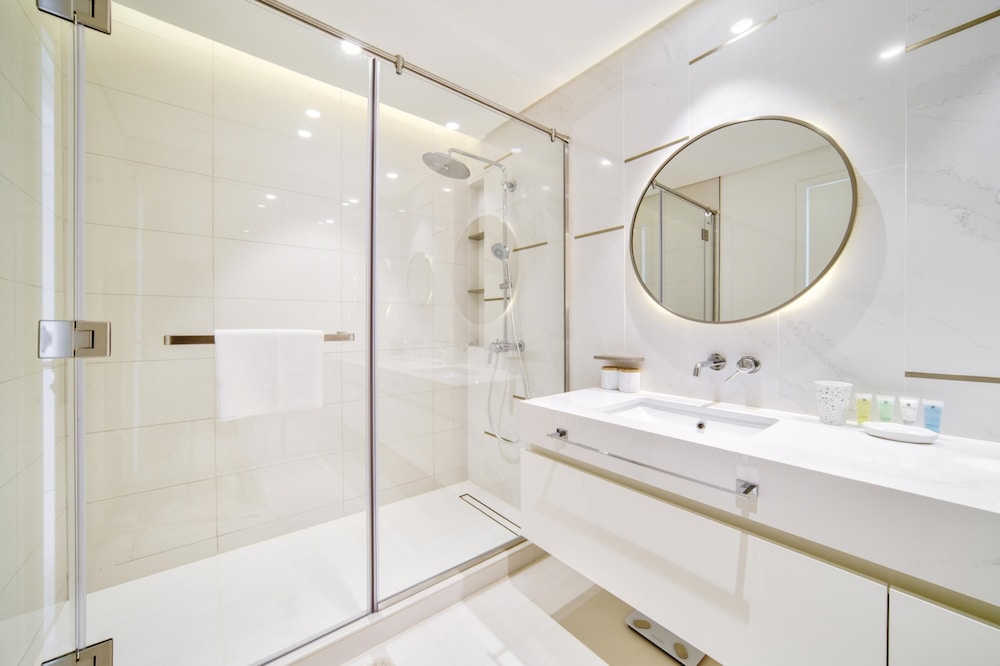 Luxury Sea View Living on Emaar Beachfront