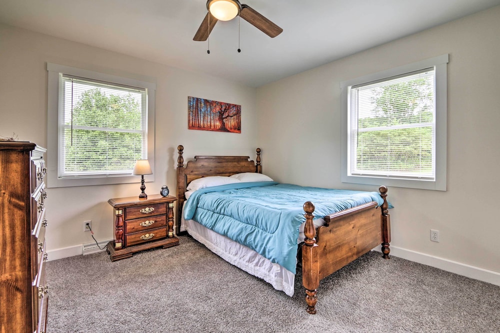 Modern Zanesville Escape w/ Deck & Spacious Yard view 4
