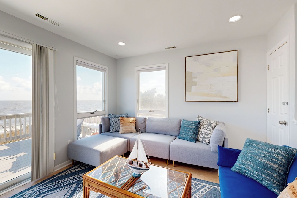 5BR Beachfront Home w/ Large Deck, Grill, W & D