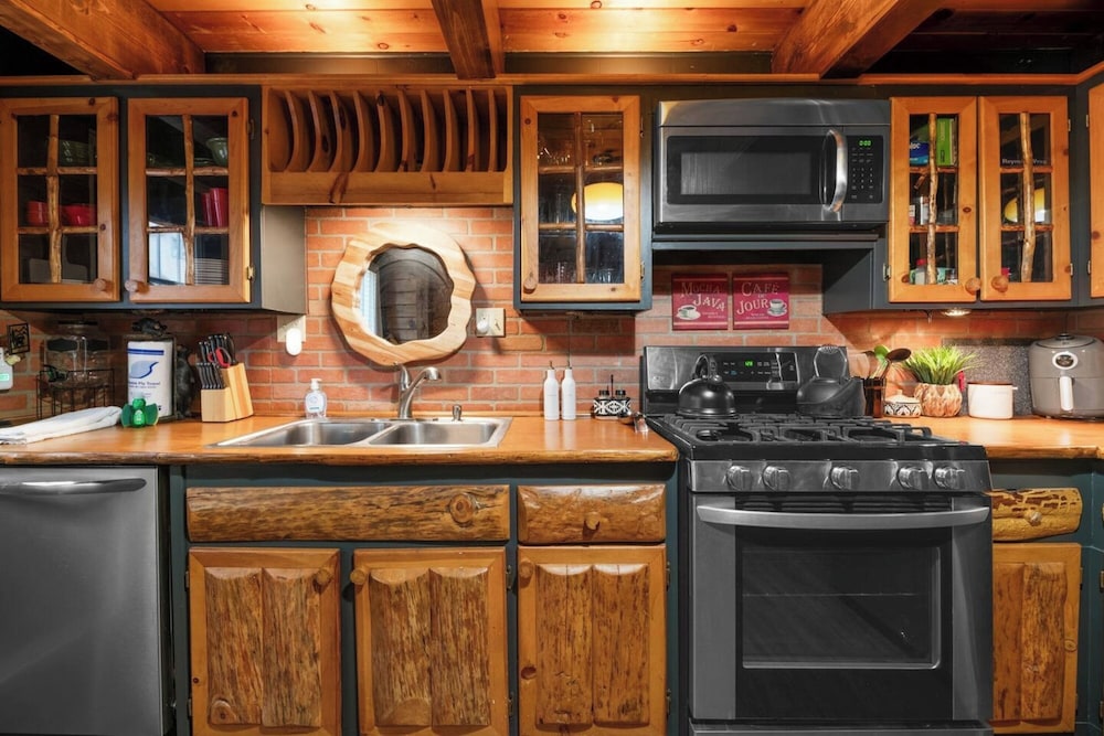 Moonridge Manor Cozy Retreat with Hottub