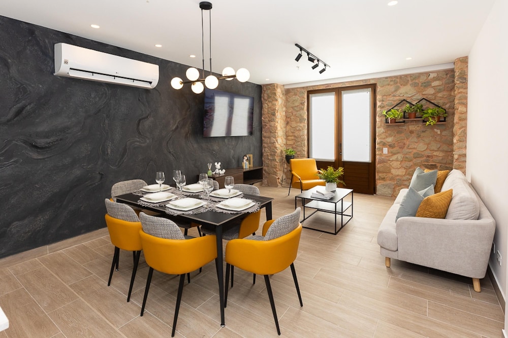 The Danian Condo by Acomodo Casco Viejo