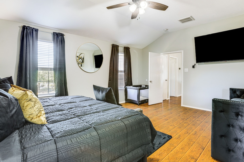 Solar-powered Home w/ & Game Room & Gym in Houston