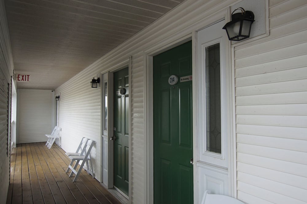 Snyder's Shoreline Inn