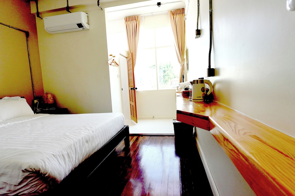 To The Moon Guesthouse