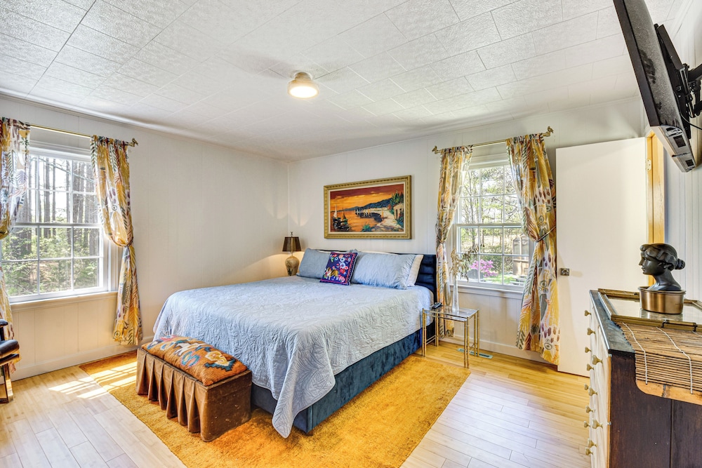 5 Mi to Lake Keowee: Stylish Salem Home w/ Yard!