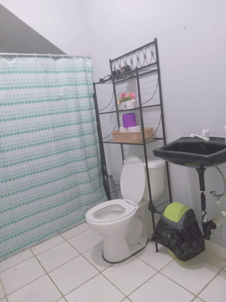 4 Bed House-sleeps 8-pet Friendly- Shared Garden view 4