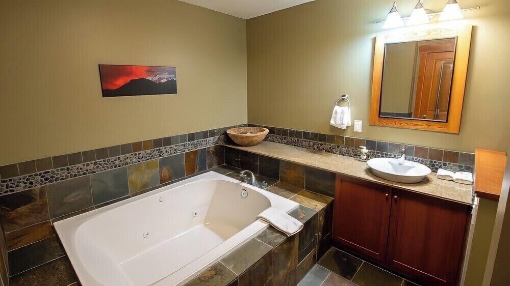 Pinnacle Ridge Chalets by Fernie Lodging