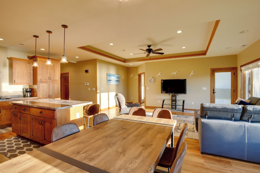 Game Room + Views: Family Retreat on Silver Lake