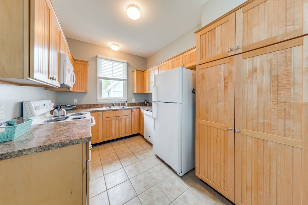 1 Mi to Moody Beach: Cottage w/ Pool Access!