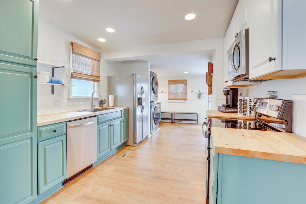 Patio & Lake Views: Family-friendly Canton Retreat