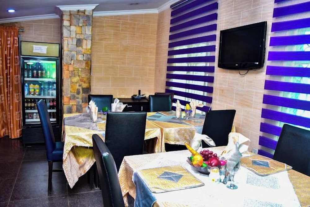 CANDOW HOTEL