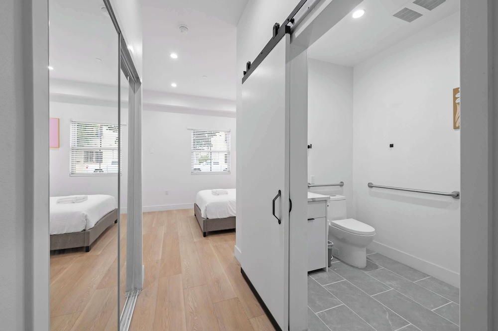 Not Affected by the Fire/modern 5BR Home With Full Amenities & Parking #2